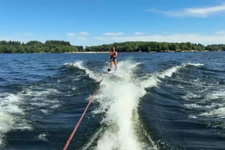 Kneeboard et ski nautique : activités de glisse accessibles pour tous en France