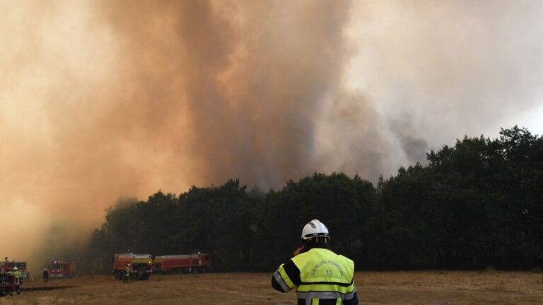 Incendie en Gironde : la préfète annonce une stabilisation malgré la chaleur.