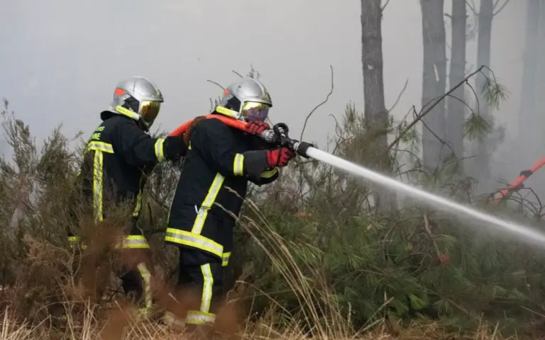 Incendie de Biscarrosse : le préfet annonce que le feu est désormais maîtrisé.