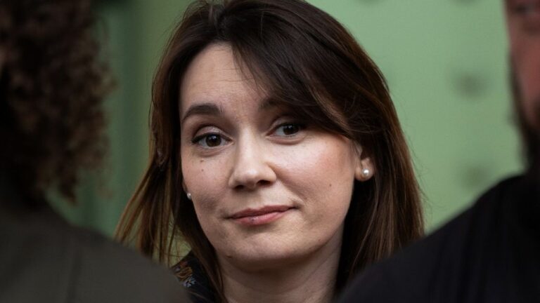 Xenia Fedorova, ancienne dirigeante de RT France, menacée d’expulsion pour raisons administratives.