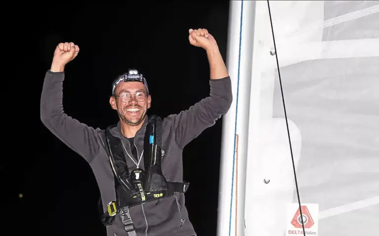 Ronan Jézégou remporte la première étape de la Mini Atlantique en Série à Brest.