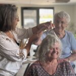 Massages de crâne et souvenirs : des coiffeuses en Ehpad explorent la mémoire des résidents.