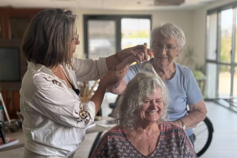 Massages de crâne et souvenirs : des coiffeuses en Ehpad explorent la mémoire des résidents.