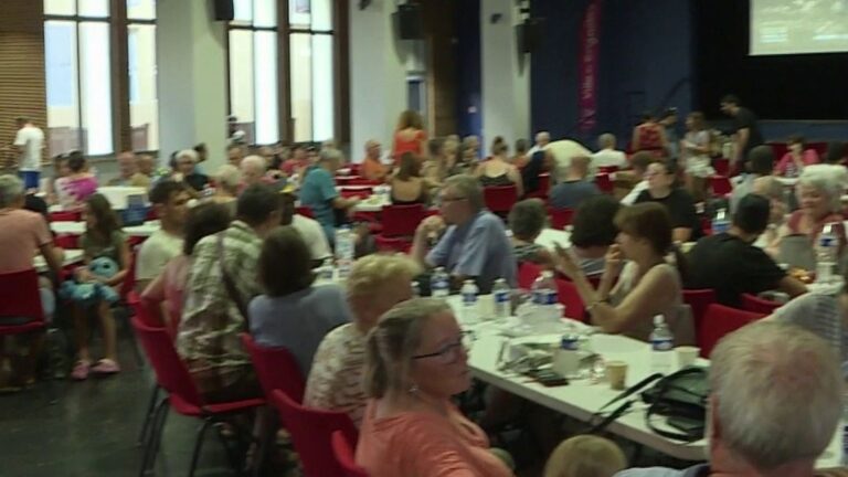 Plus de 600 personnes évacuées dans le Var après un incendie, deux pompiers blessés.