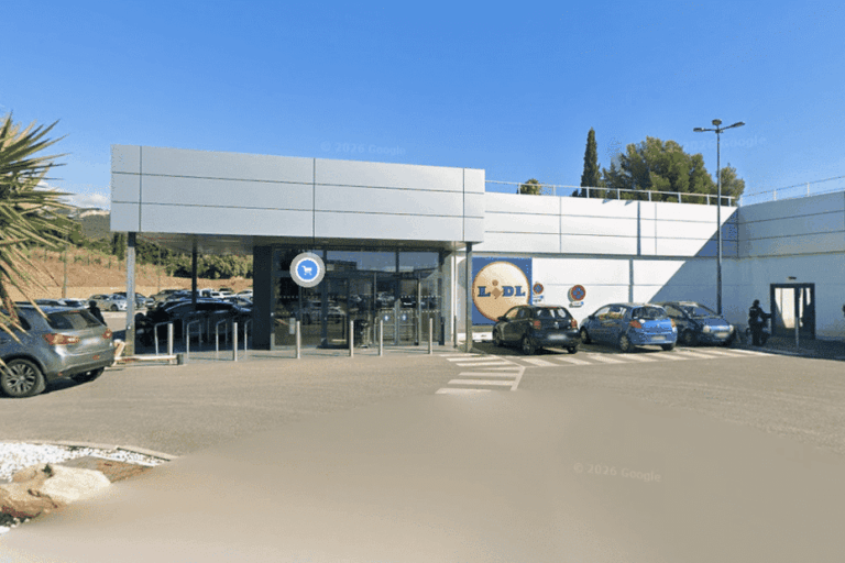 Refoulé à l’entrée d’un Lidl, un homme incendie la végétation et écope d’un an de prison.