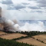 Incendie dans l&rsquo;est de l&rsquo;Angleterre : 100 hectares ravagés, 120 pompiers mobilisés et habitants évacués.