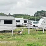 À Muzillac, près de 200 caravanes de gens du voyage occupent un terrain privé.