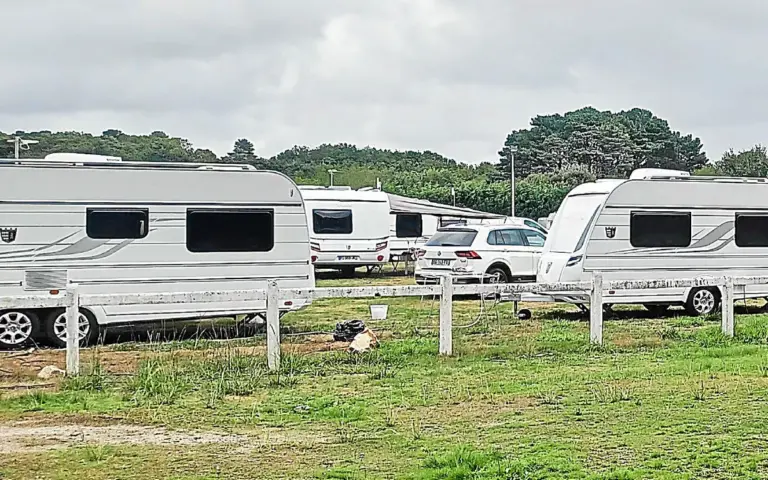 À Muzillac, près de 200 caravanes de gens du voyage occupent un terrain privé.