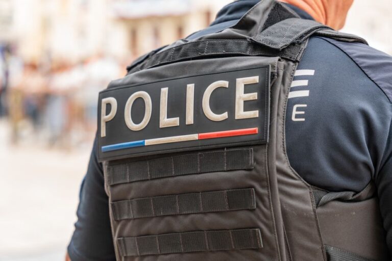Cinq bébés retrouvés morts : mère mise en examen pour meurtre, père libéré.