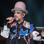 Boy George se retire d&rsquo;une comédie musicale à Londres après une polémique sur sa chanson pro-Israël.