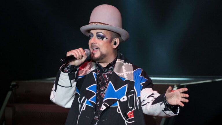 Boy George se retire d’une comédie musicale à Londres après une polémique sur sa chanson pro-Israël.