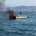 Épaisse fumée noire : un bateau prend feu, des gendarmes hors service interviennent.