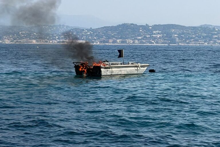 Épaisse fumée noire : un bateau prend feu, des gendarmes hors service interviennent.