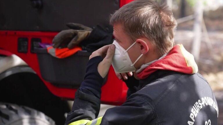 Incendies en Gironde : pompiers épuisés face à la menace de blessures sur le terrain.