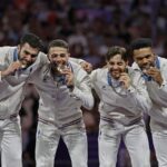 Les frères Marseillais Jean-Philippe et Sébastien Patrice remportent le titre mondial de sabre par équipe.