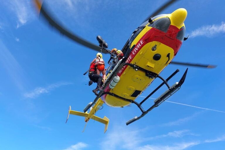 Deux enfants évacués par un sauveteur dans une marée, douze personnes secourues par hélicoptère