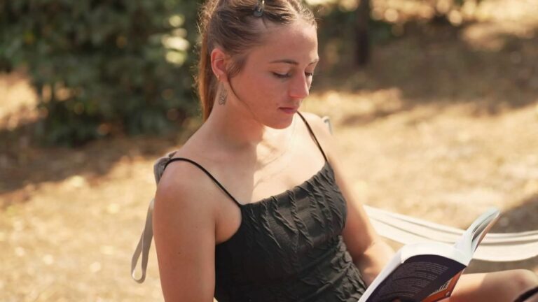 Lecture et camping : les recommandations de Franceinfo pour un été littéraire en plein air