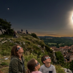 Éclipse solaire : meilleurs lieux d’observation et nécessité de lunettes de protection.