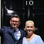 Andy Burnham présente son gouvernement, marquant une rupture avec Starmer au Royaume-Uni.