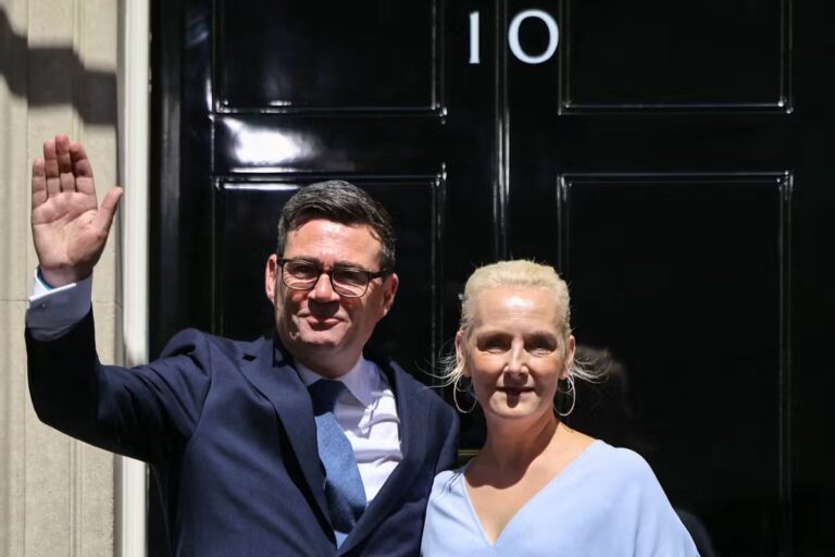 Andy Burnham présente son gouvernement, marquant une rupture avec Starmer au Royaume-Uni.