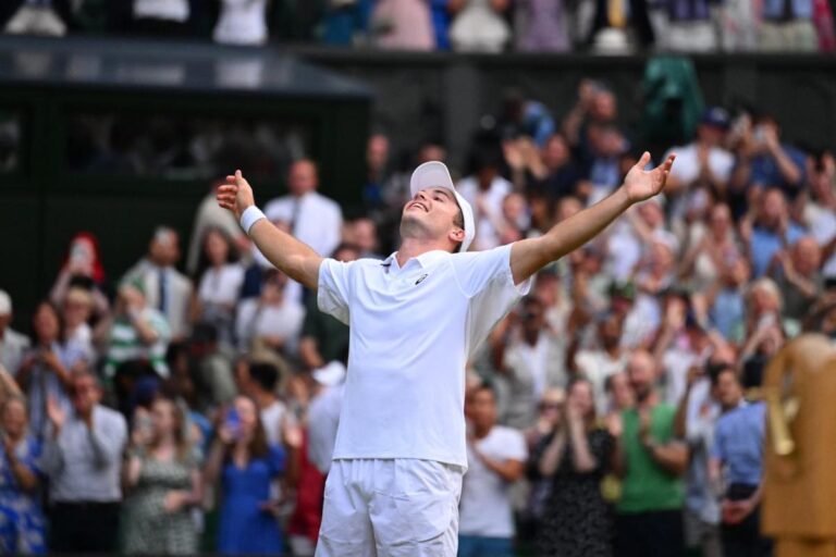 Arthur Féry, adoubé par le Centre Court, persévère dans sa carrière face à Roger Federer.