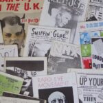 La Gen Z britannique redécouvre les fanzines, symbole d’authenticité et de nostalgie punk.
