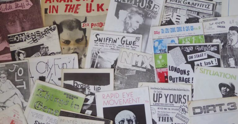 La Gen Z britannique redécouvre les fanzines, symbole d’authenticité et de nostalgie punk.