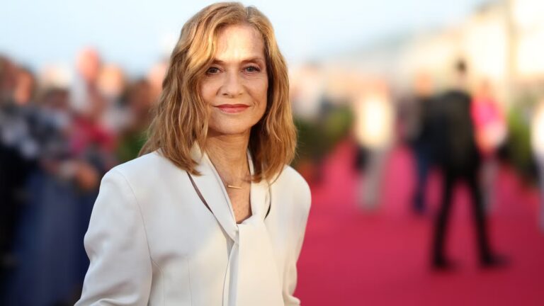 Isabelle Huppert accède à la présidence de la Cinémathèque française, première femme à ce poste.