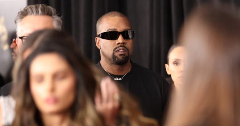 Kanye West reçoit un tapis rouge à Madrid : l’Espagne face à des critiques sur son concert.
