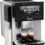 Siemens présente la machine à espresso EQ900 Plus avec nettoyage automatique et personnalisation des réglages.