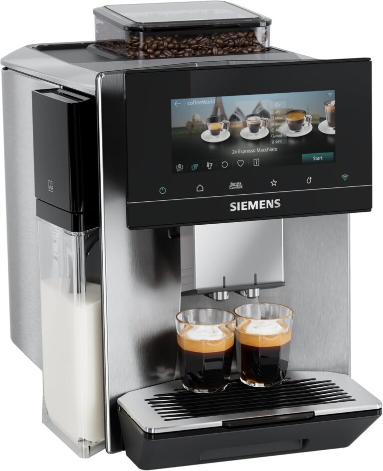 Siemens présente la machine à espresso EQ900 Plus avec nettoyage automatique et personnalisation des réglages.