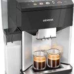 Siemens présente la machine à café automatique EQ500 avec fonction double tasse et nettoyage auto.