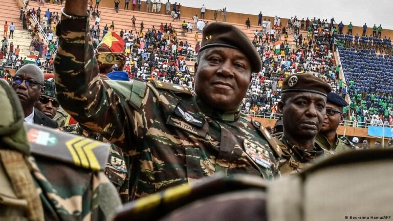 Bilan de la transition politique au Niger : Évaluation des avancées et des défis rencontrés.