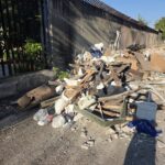 Marseille : la police interpelle des individus pour déversement de déchets en pleine rue.