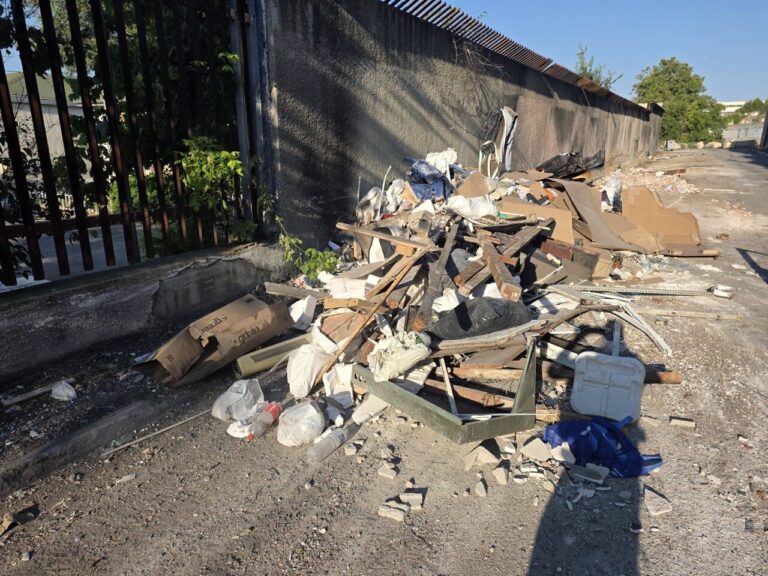 Marseille : la police interpelle des individus pour déversement de déchets en pleine rue.