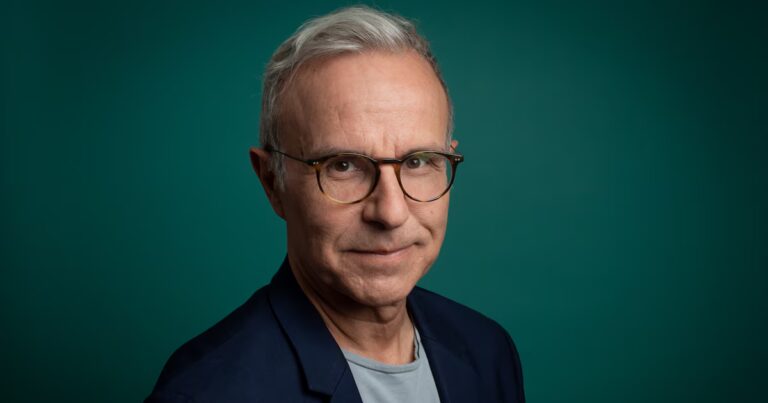 Philippe Besson évoque son écriture accrue depuis sa maladie dans une interview.