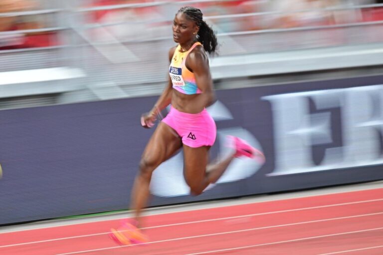 Alfred remporte le 200 m à Monaco en 21 »51, marquant un retour significatif.