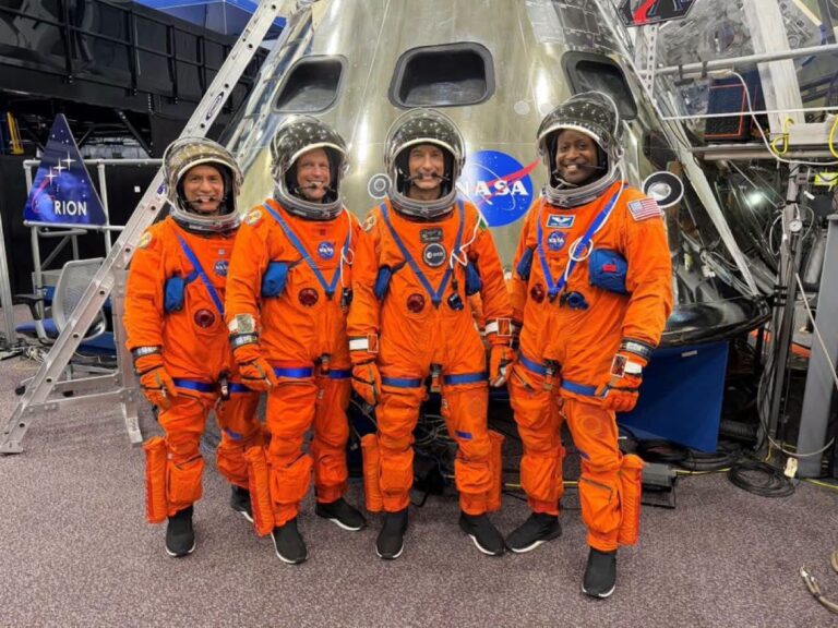 L’équipage d’Artemis 3 présente sa tenue estivale pour la mission spatiale.