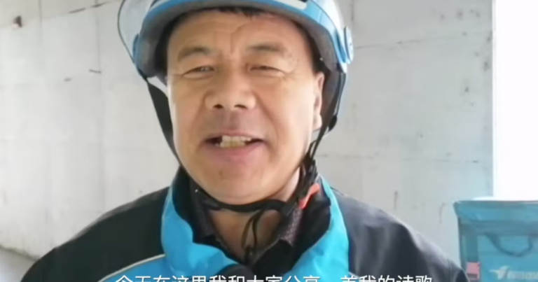 Wang Jibing, livreur de repas en Chine, publie des poèmes la nuit.