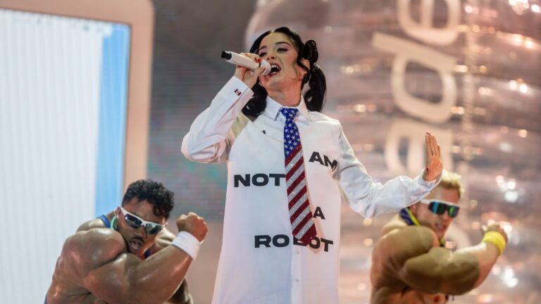 Katy Perry présente une bouteille en plastique géante lors des Vieilles Charrues.