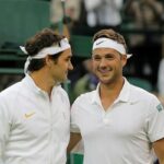 Willis, professeur de tennis, défie Federer sur le Centre Court à Wimbledon.