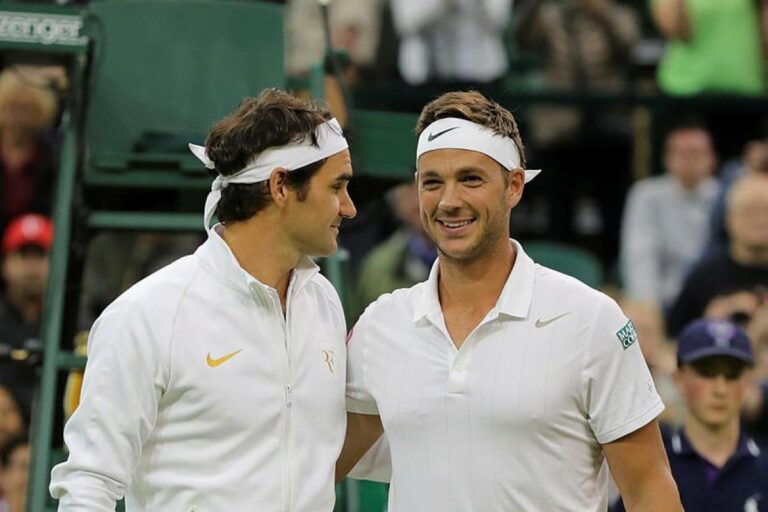 Willis, professeur de tennis, défie Federer sur le Centre Court à Wimbledon.