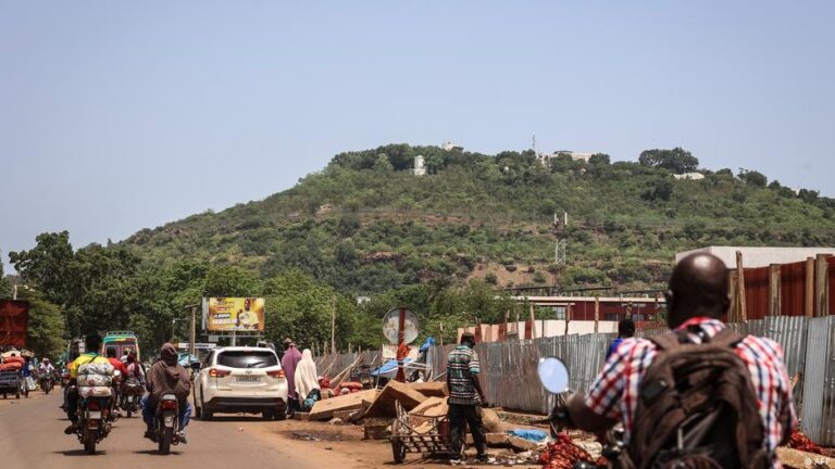 Nouvelles attaques au Mali : l’armée affirme maintenir le contrôle des zones touchées.