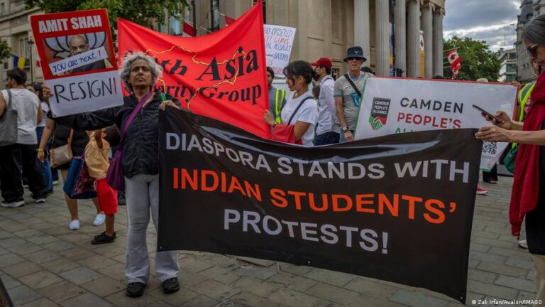 En Inde, des étudiants contestent les autorités et obtiennent des concessions gouvernementales.