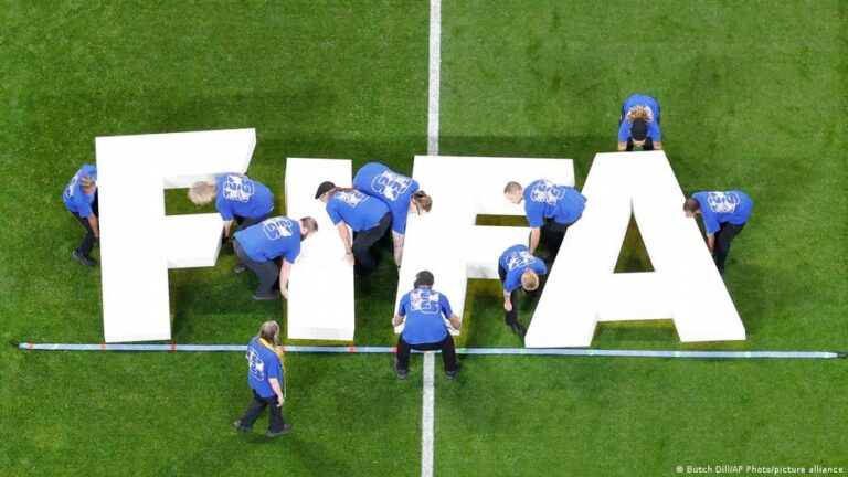 La FIFA face à des critiques pour ses décisions controversées sur le football mondial