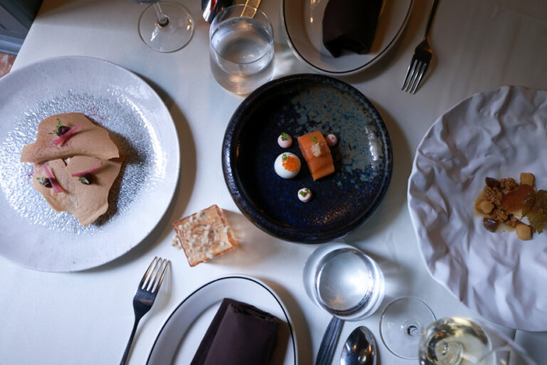 Le Clan, restaurant en pleine expansion, renforce sa position sur le marché gastronomique.