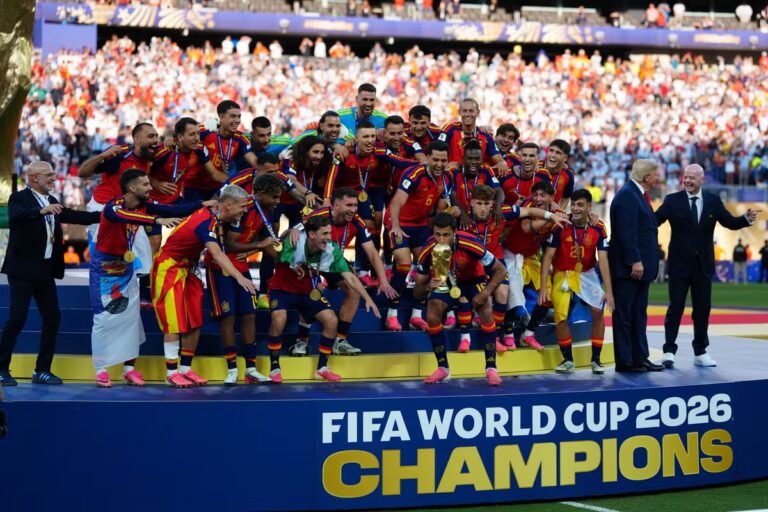 L’Espagne remporte la Coupe du Monde, Trump figure parmi les célébrations officielles.