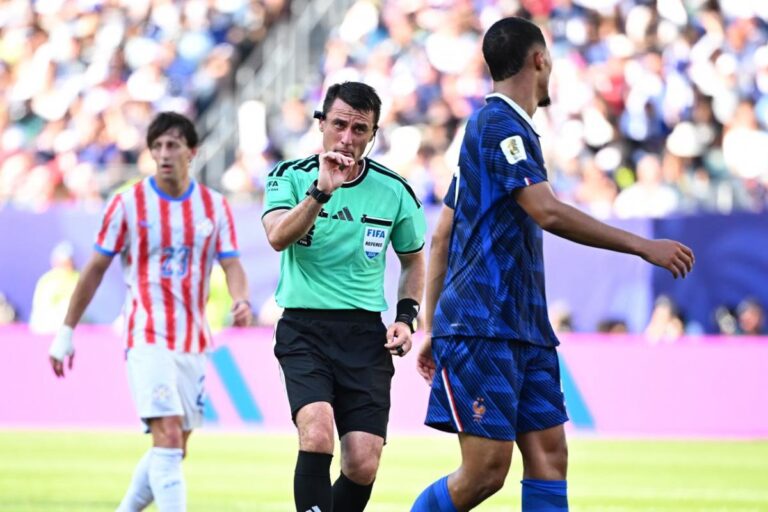 Ilgiz Tantachev arbitre le match Paraguay-France après France-Argentine houleux aux JO 2024.