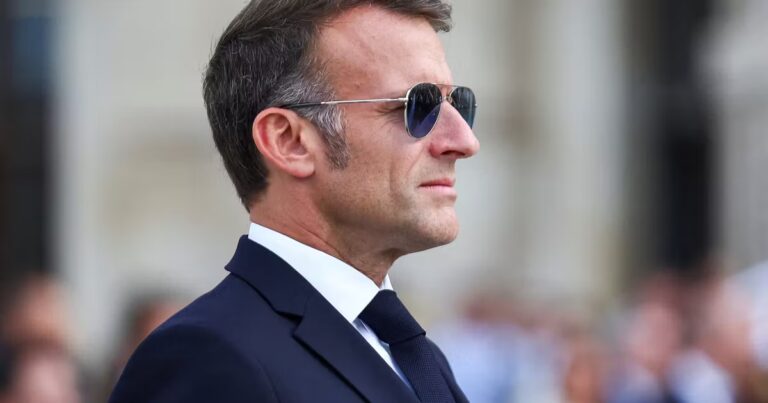 Emmanuel Macron privilégie des écrivains au détriment de la presse pour valoriser son bilan.