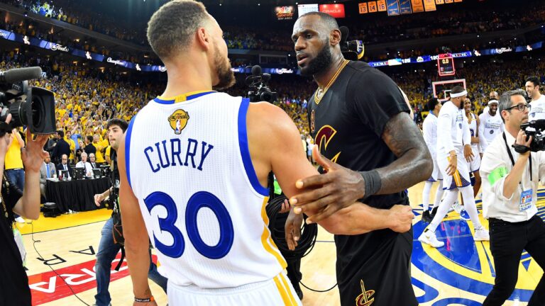 Curry invite LeBron James à rejoindre une nouvelle équipe en NBA pour jouer au basket.